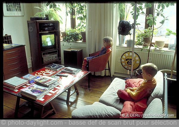 enfants devant la tlvision - children watching at television